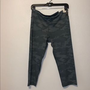 Camo crop workout legging